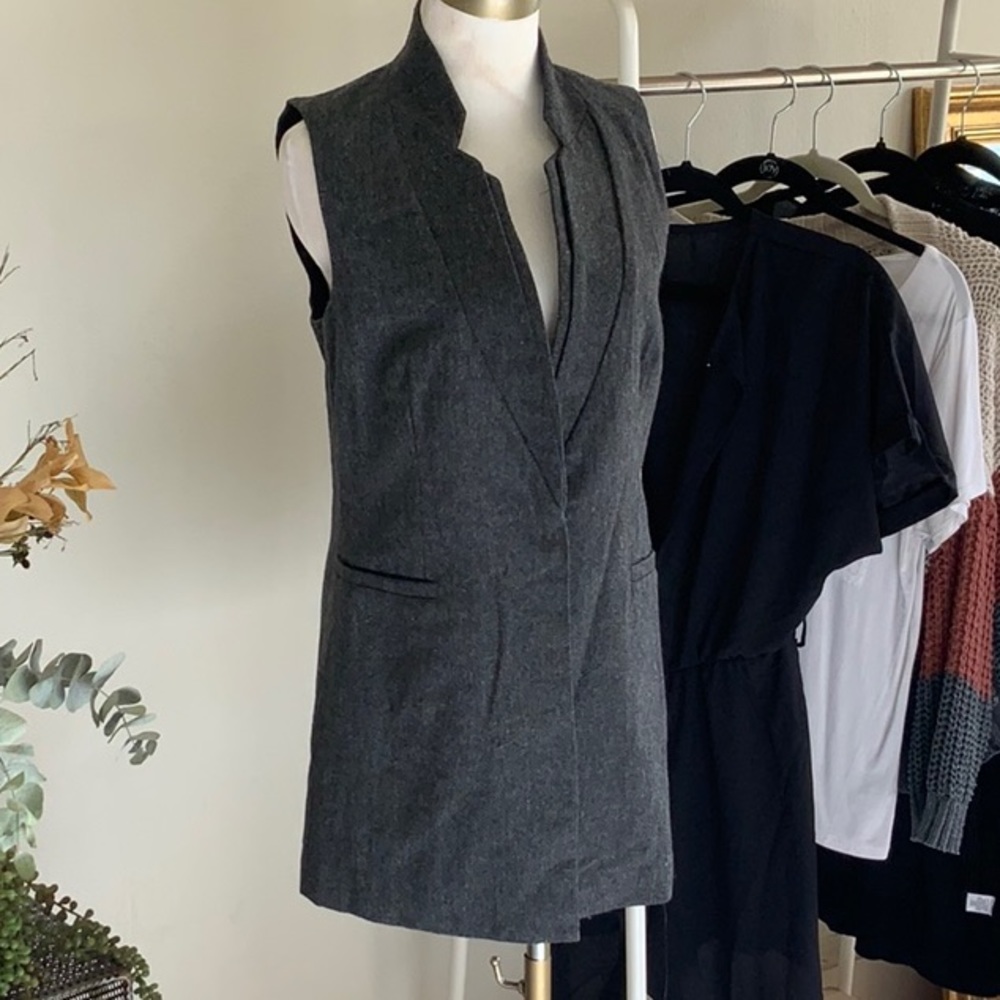 Sophisticated sleeveless work wearable Blazer